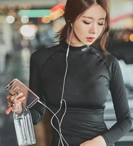 时尚的紧身打底裤,展现微胖女人的凹凸身材,让你美出新高度
