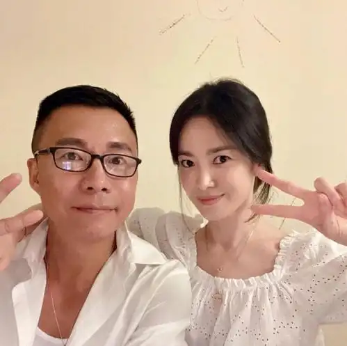 42岁宋慧乔与男友人自拍穿白衬衫嫩得像个水蜜桃,让人心动