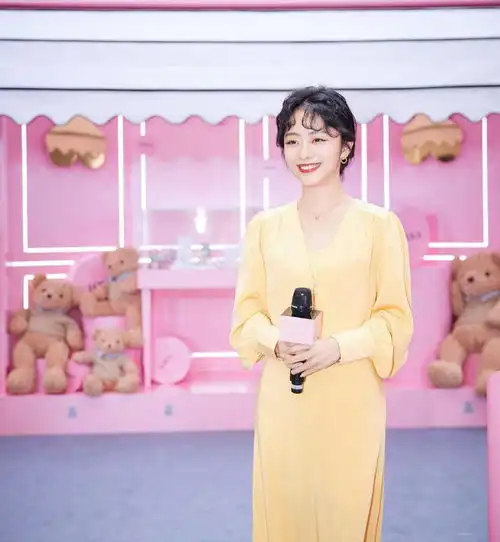 谭松韵封面大片,甜美清新穿搭与花朵元素结合,元气十足春日少女