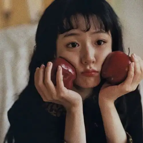 女生头像爱向人间借朝暮,悲喜为酬