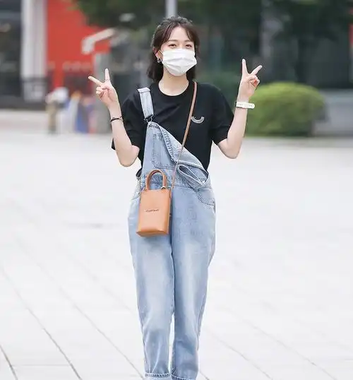 夏日,穿上少女感爆棚的背带裤,开启一场新的时装旅行吧