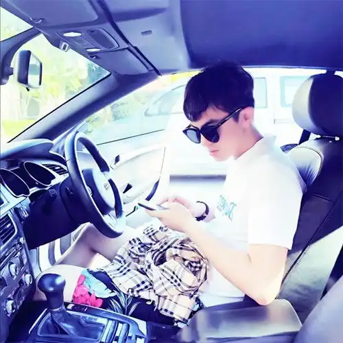 qq好看真人坐车头像