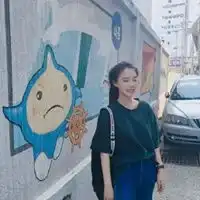 qq头像女生背书包街拍