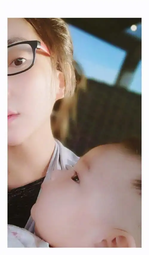 杜若溪晒与女儿的合影,母女俩各露一只眼睛,小肉肉胖了不少