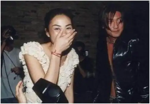 终于合体谢霆锋携神秘女子日本滑雪,留短发戴红帽疑似王菲本人