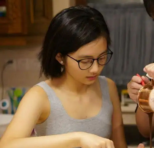 黄多多染发遭非议后,和黄磊做蛋糕穿背心又陷争议,偏见使然