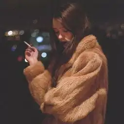 头像伤感女生哭泣图片周