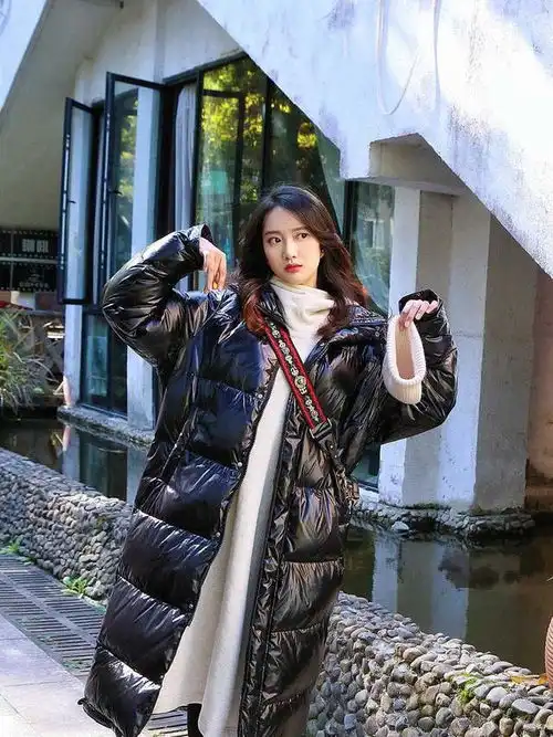 长款羽绒服的神仙穿法,搭配少女感十足的裙装,遮肉显瘦有气质