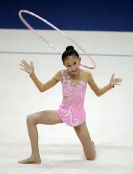 艺体美女孙妍在完成冰桶挑战点名朴泰桓接棒