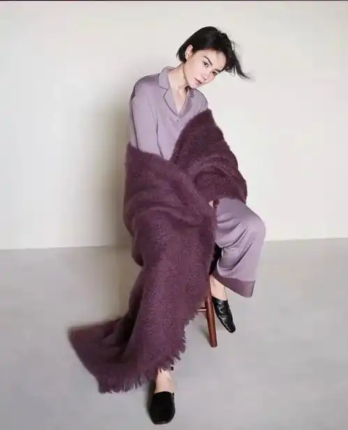 王菲拍大片变化大不敢认穿睡袍扭腰尽显优越身材,短发造型太帅气