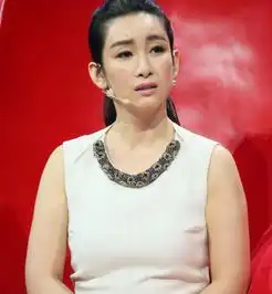 秦海璐穿拖鞋亮相超级先生小肚微凸孕相足