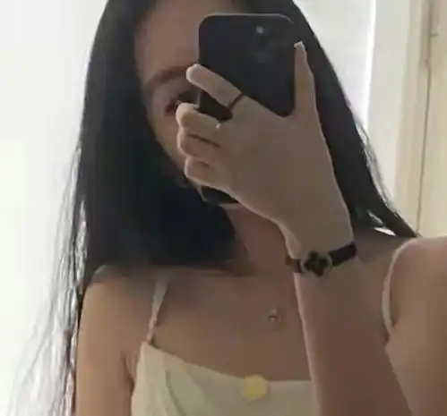 张家辉一家外出57岁关咏荷素颜超年轻,15岁女儿身高却令人担忧