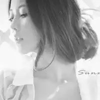 求类似于这样的qq头像女生伤感的,最好是黑白的,稍多点