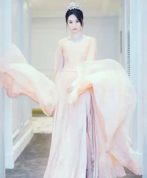 女明星淡黄色长裙大pk,谭松韵少女感十足,古力娜扎高挑有气质