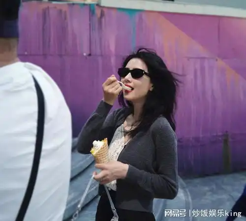 45岁女星高圆圆陪闺蜜逛街披头散发穿着随性,打扮年轻似少女