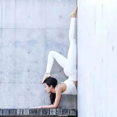 这位住在日本的女子,在ins上有17万粉丝不仅腿长臀翘样貌美练得一身好瑜伽,还时髦到不像话