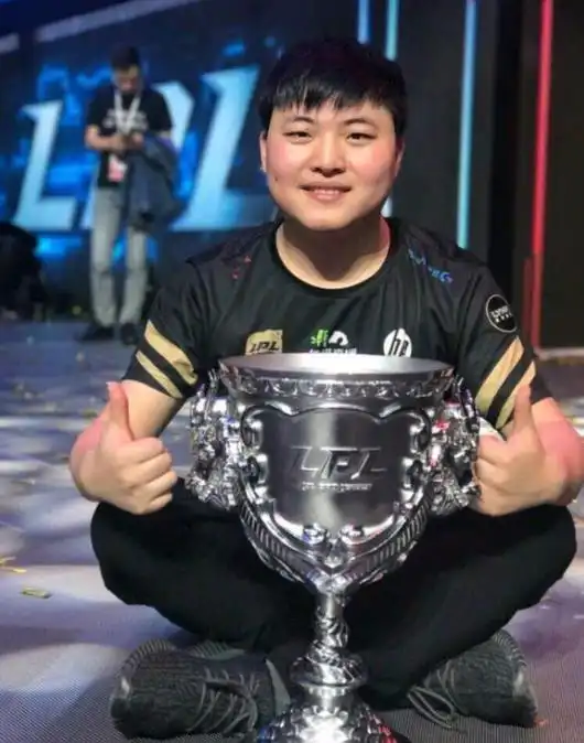 ig夺冠狂欢之夜,uzi看完比赛3天闭门不出,网红女友好心疼他