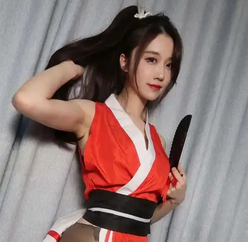 轩子巨2兔藏了一年的照片,裹着紧身服装,但还是遮不住身材