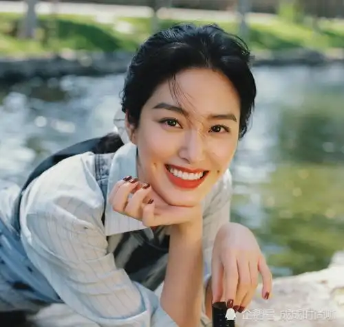 杨采钰戏里破案达人,戏外时尚精英