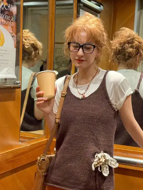 吴昕染金发烫卷毛可爱俏皮短发戴黑框眼镜似少女