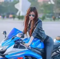 机车女孩出现在夜市,身材火辣引无数路人回头观看