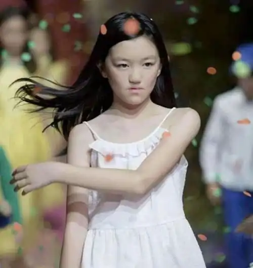 王菲为李嫣庆生,晒幸福合照,14年过去了兔唇女孩完美蜕变