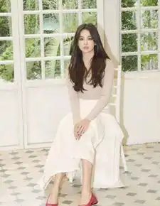 宋慧乔烟熏妆秀大长腿,网友直呼太美了