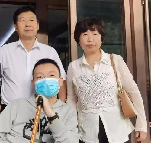 郭希宽用与郭威合影做头像,发长文晒军装照,网友丢军人的脸