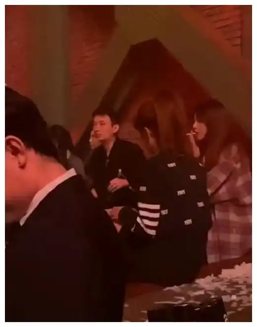 王思聪搂俩美女蹦迪,还被对方亲脸宣布主权,一网红想加入被推走