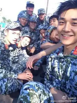 中戏新生军训男帅女靓网友脸是一个牌子的