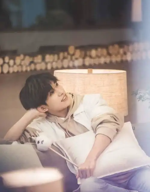 易烊千玺大本营向左抓,向右拉,宇航员太萌