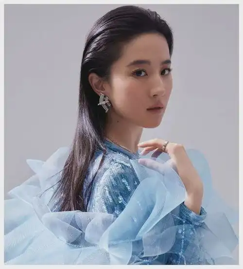 刘亦菲一身紧身衣淡定出镜,身材那么凹凸有致,性感至极小龙女歌手声乐电视演员艺术家网易订阅