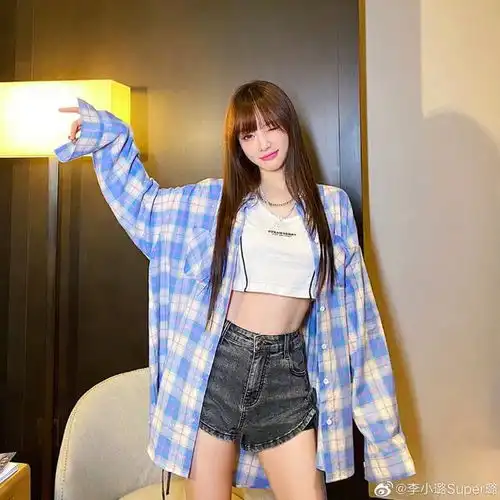 李小璐有新情况与闺蜜豪华游艇阔气聚会,神秘小鲜肉全程跟随
