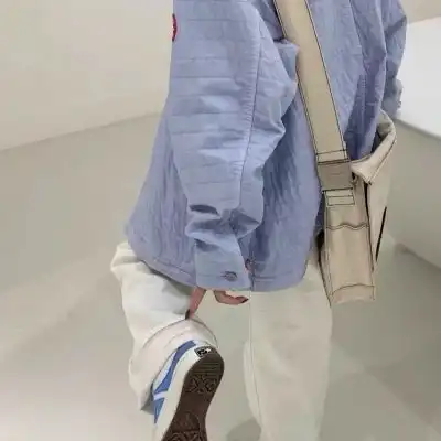 女生白色简约头像裤裙