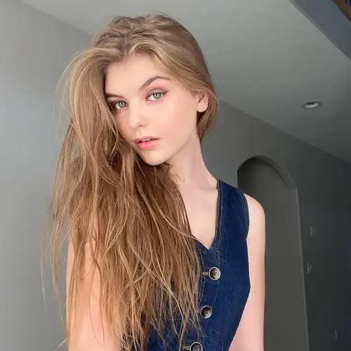 壮志凌云17岁女儿精致五官超抢镜,首映会上与阿汤哥亲密合影