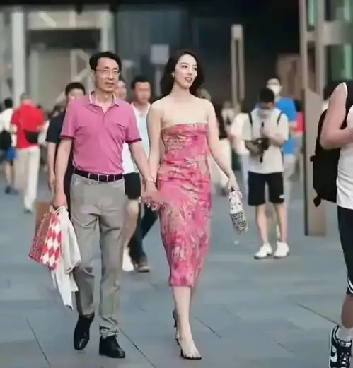 这一次,和国企领导牵手逛街的董女士,被扒得连底裤也不剩