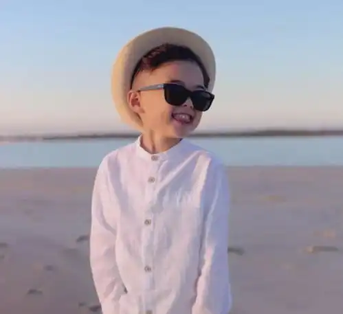 周杰伦久违晒三胎,自侃是慌张的奶爸,一岁女儿身穿毛衣像洋娃娃