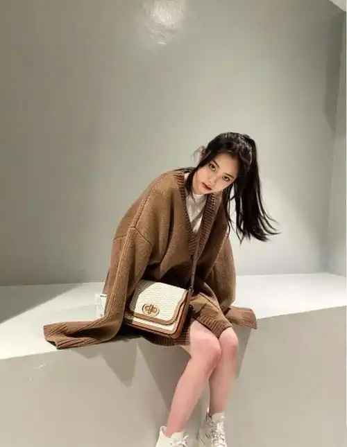 大提琴女孩欧阳娜娜,有颜有才会穿搭,职场风搭配时髦独特又低调