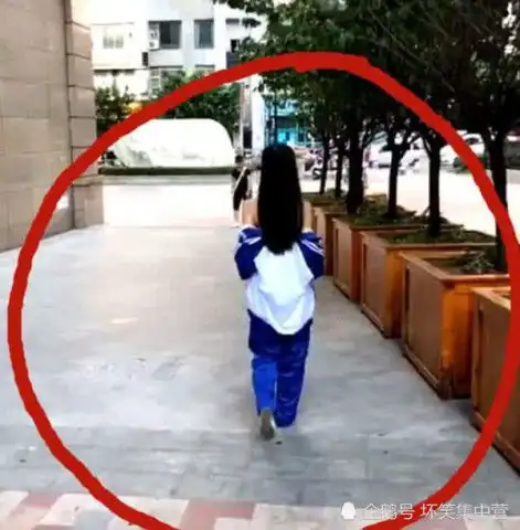 露肩装已过时,看看00后怎么穿校服,网友这还是学生吗