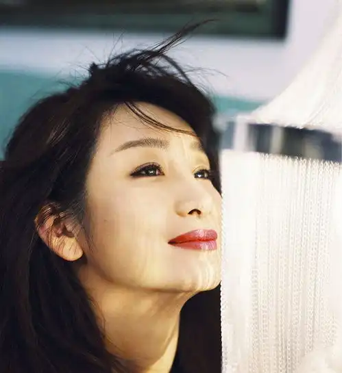 41岁秦海璐感情坎坷,曾被李湘插足,如今嫁二婚丈夫很幸福