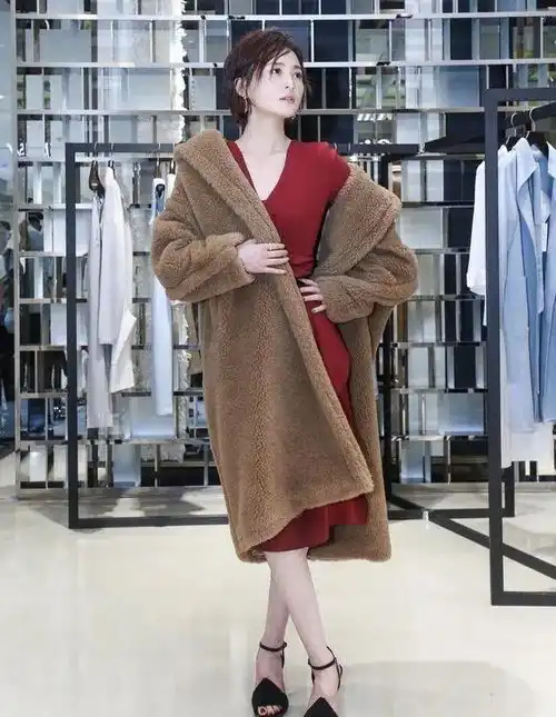 44岁蒋勤勤真放得开皮衣大敞开穿,露出整个肩膀,美到认不出