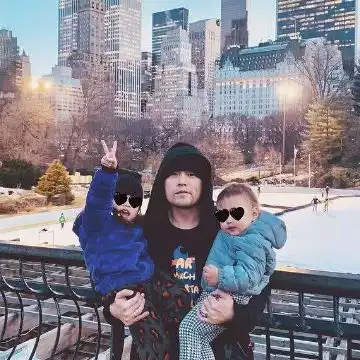 小小周弹唱听妈妈的话,周杰伦在一旁耐心指导,期待密欧哥发专辑