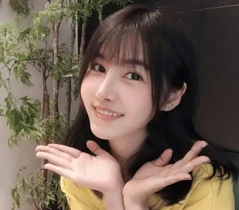 王思聪又换新女友与网红小黑闺蜜深夜牵手逛街,女方全程很主动