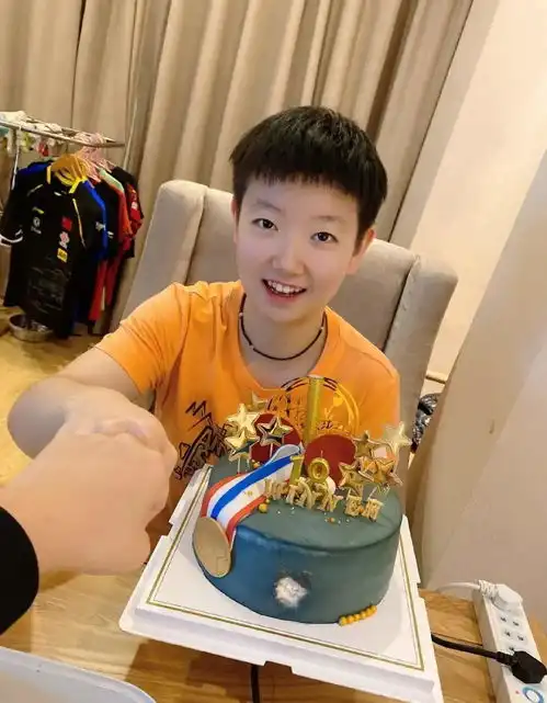 孙颖莎被网友p长发从假小子变漫画美少女,运动装也穿出惊艳感