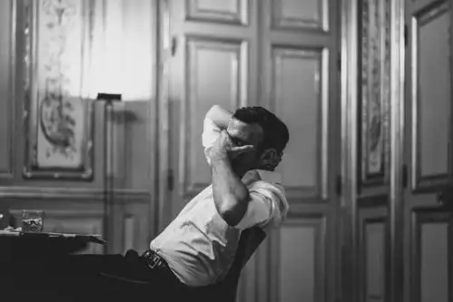 马克龙晒摆拍照被群嘲总统5年亲民单品打造精英范,老婆却穿遍法国大牌