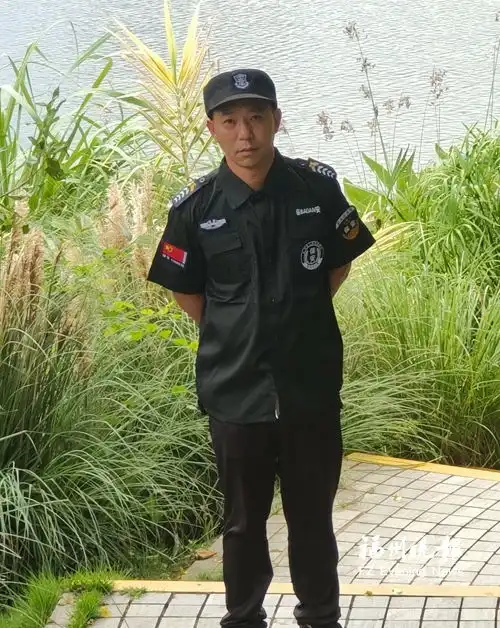 福州琴亭湖公园内小女孩和父母走散保安助她找到家长