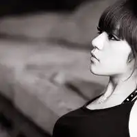 灰色非主流女生头像侧脸静态头像向左看