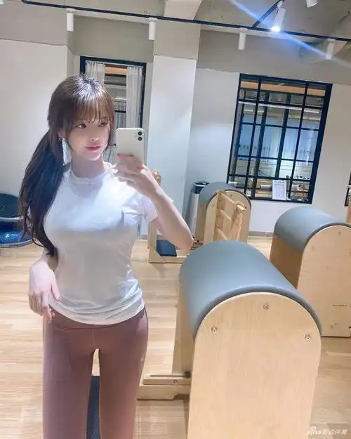 网红美女爱泡健身房运动锻炼这身材什么水平