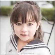 泰美混血小萝莉网络爆红美女嘟嘴卖萌眼神清澈