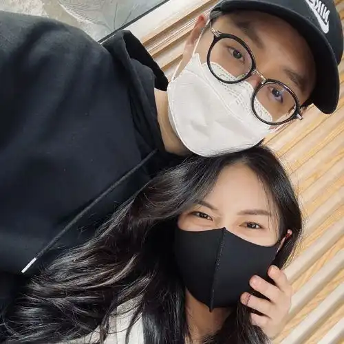 mata更新ins动态,晒出与女友合照